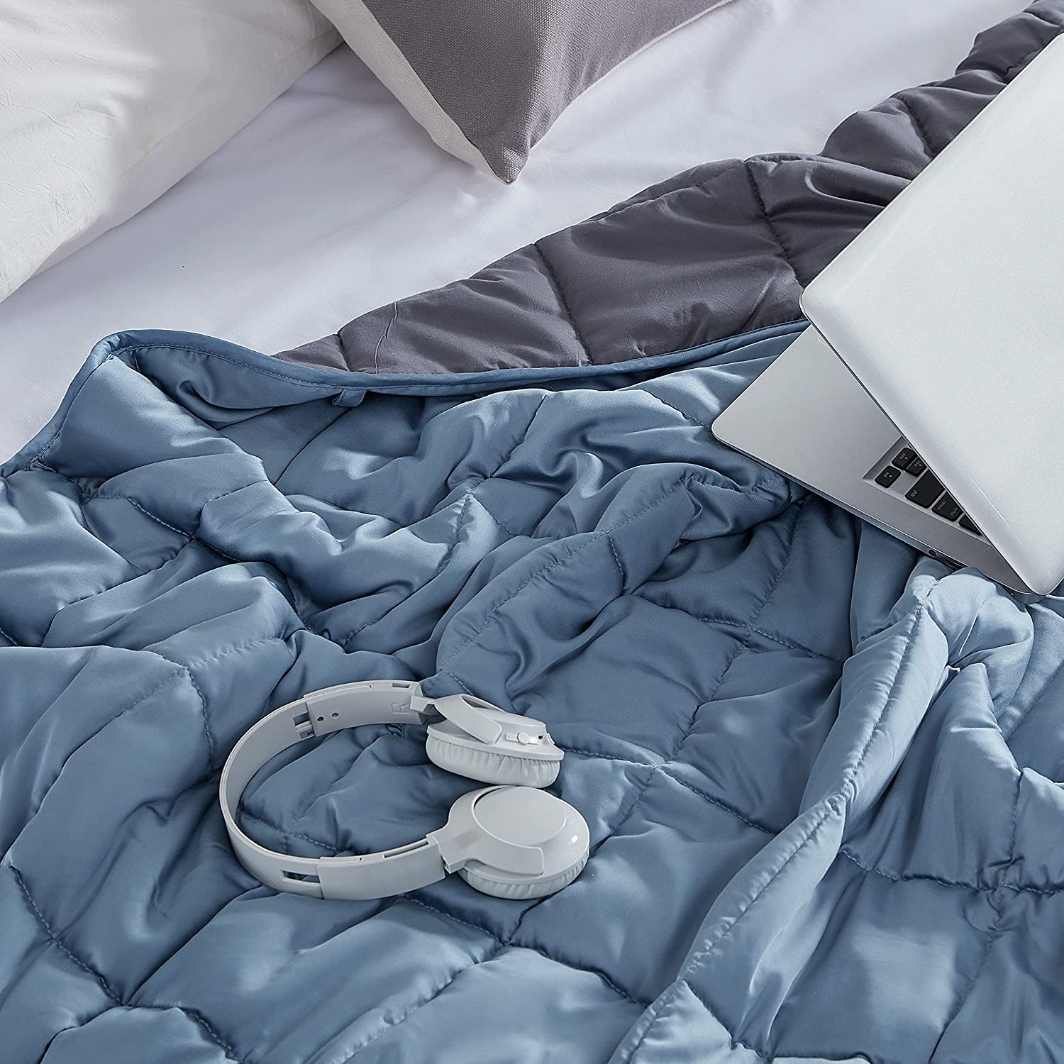 Reversible Cooling Weighted Blanket.